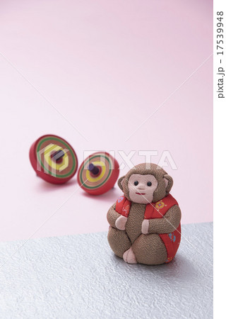猿の人形とコマの写真素材