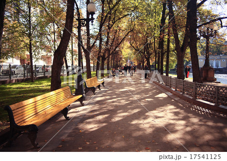 Autumn in the city landscape 17541125