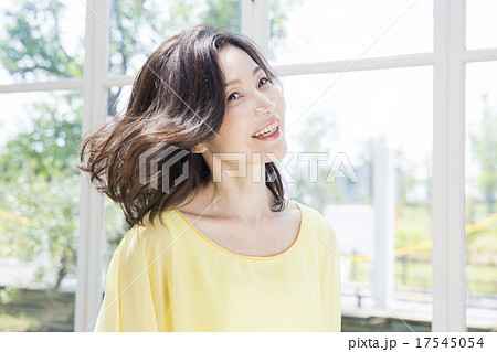 ビューティーイメージ ヘアケア ミドル女性 ビューティーイメージ ヘアケア ミドル女性 17545054