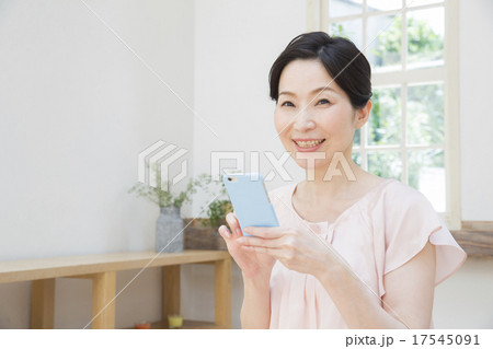 スマホを操作するミドル女性 スマホを操作するミドル女性 17545091