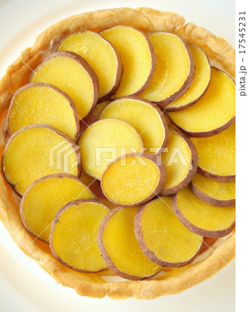 サツマイモとゴーダチーズのタルト ホール (縦位置ハイアングル) サツマイモとゴーダチーズのタルト ホール (縦位置ハイアングル) 17545231