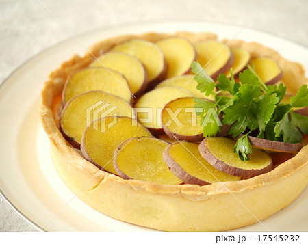 さつまいもとゴーダチーズのタルト　ホール　（縦位置） 17545232