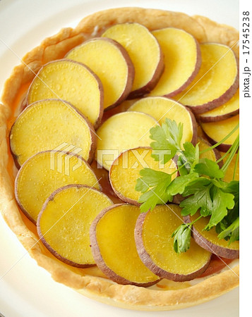 さつまいもとゴーダチーズのタルト (ハイアングル) さつまいもとゴーダチーズのタルト (ハイアングル) 17545238