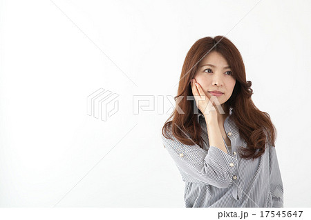 中年女性　日本人　ミドル女性　悩み 17545647