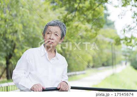 遠くを見上げる80歳のおばあちゃん 遠くを見上げる80歳のおばあちゃん 17545674