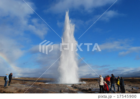アイスランドのゲイシール間欠泉の吹き上げ アイスランドのゲイシール間欠泉の吹き上げ 17545900
