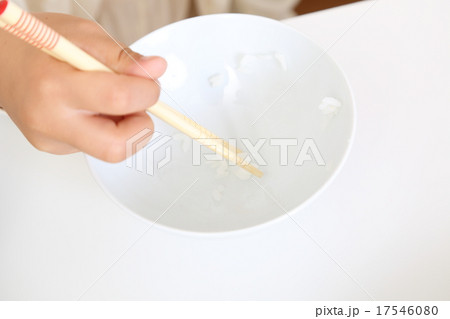 子供の手 お米 ご飯粒 茶碗の写真素材