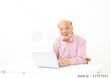 シニア男性　パソコン 17547341
