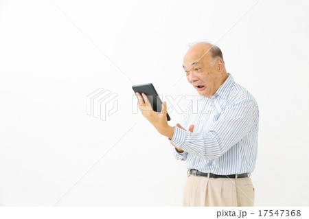 悩むシニア　タブレット 17547368