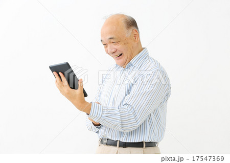 シニア男性 タブレット シニア男性 タブレット 17547369