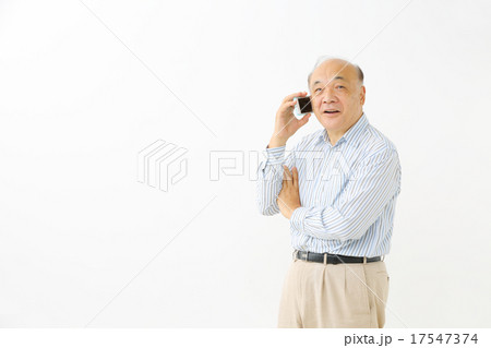 シニア男性　スマートフォン 17547374