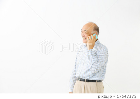 シニア男性 スマートフォン シニア男性 スマートフォン 17547375