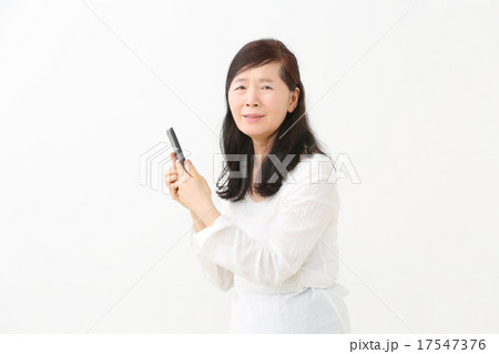 悩む女性　タブレット 17547376