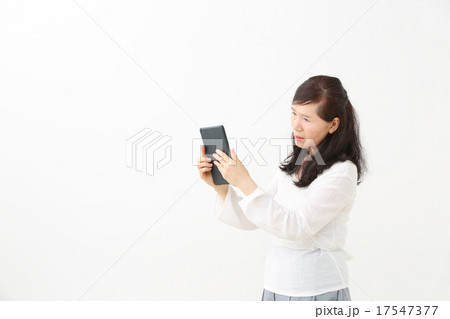 悩む女性　タブレット 17547377