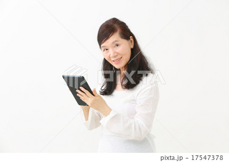 シニア女性 タブレット シニア女性 タブレット 17547378