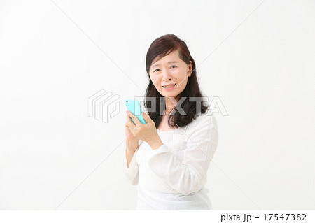 悩む女性　スマートフォン 17547382