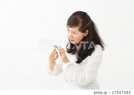 悩む女性 スマートフォン 悩む女性 スマートフォン 17547383
