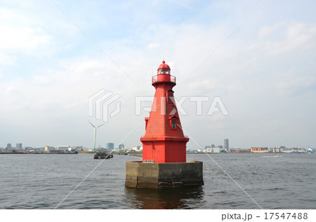 横浜港の赤灯台 灯台の写真素材