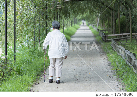 80歳のおばあちゃん 後ろ姿の写真素材