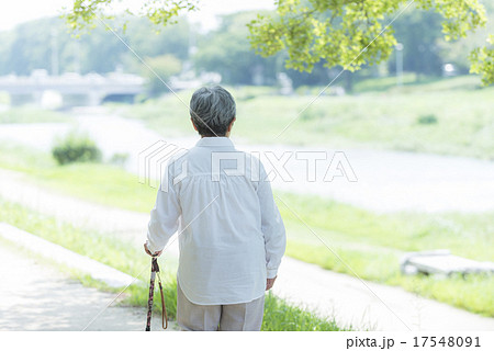 80歳のおばあちゃん 後ろ姿の写真素材