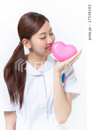手に持ったハートにキスする看護婦 「目瞑り」 手に持ったハートにキスする看護婦 「目瞑り」 17548162