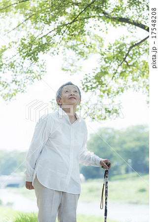 80歳のおばあちゃん　散歩 17548208