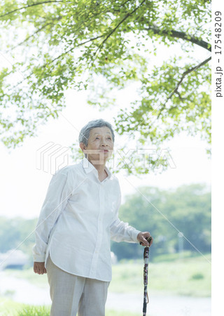 80歳のおばあちゃん 散歩 80歳のおばあちゃん 散歩 17548209