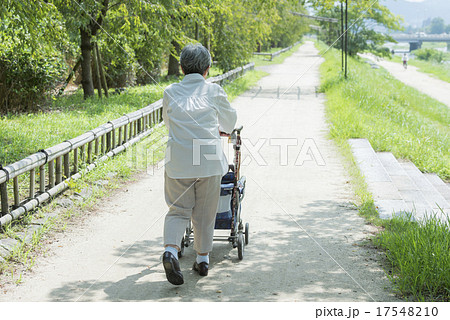 80歳のおばあちゃん　後ろ姿 17548210