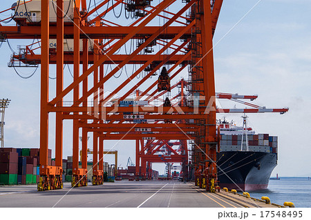 巨大クレーンとコンテナ船 17548495