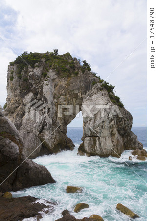 白崎海岸の奇岩と波 17548790