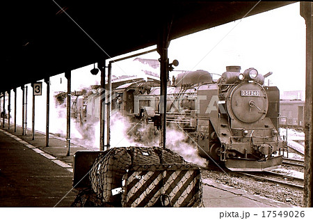 北海道長万部駅のD51重連旅客列車　昭和45年 17549026