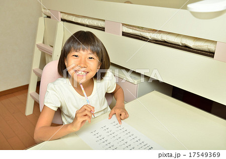 子供部屋で勉強する小学生の女の子 子供部屋で勉強する小学生の女の子 17549369