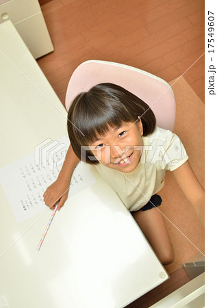 子供部屋で勉強する小学生の女の子 17549607