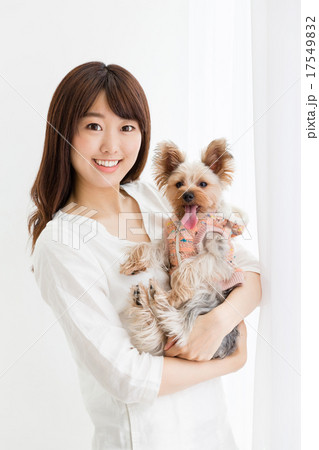 愛犬と女性 愛犬と女性 17549832