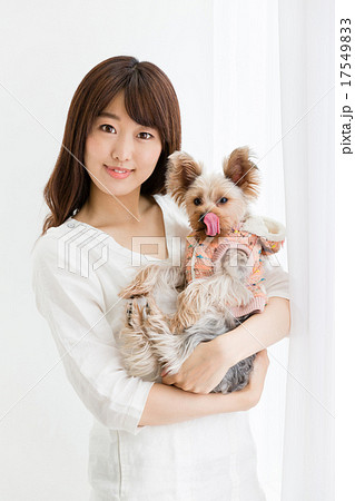 愛犬と女性 愛犬と女性 17549833