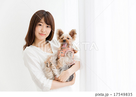 愛犬と女性 愛犬と女性 17549835