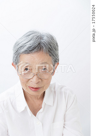 メガネをかける80歳のおばあちゃんの写真素材