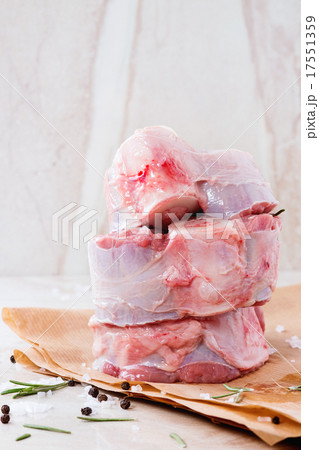 Raw osso buco Raw osso buco 17551359