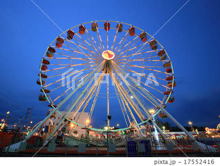 Ferris Wheel at amusement park 17552416