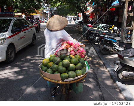 ベトナムの果物売り 17552428