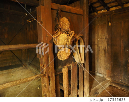 飛騨高山の古民家の中にある馬小屋に掛かる馬のワラジ 17555623