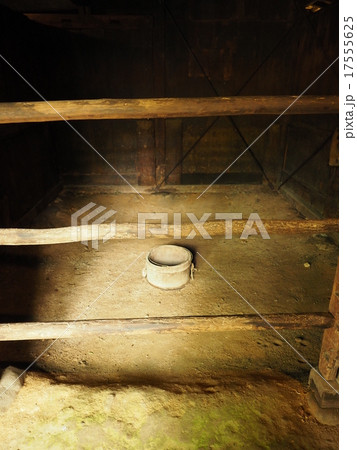 飛騨高山の古民家の中にある馬小屋と餌桶 17555625