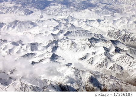 冬晴れの南米アンデス山脈を上空から望む 17556187