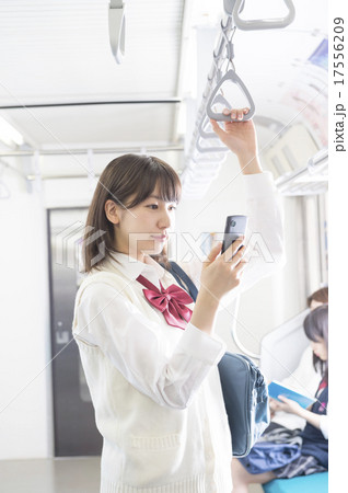 電車通学する高校生 電車通学する高校生 17556209