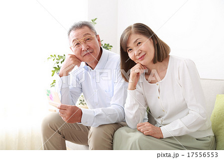 通帳を見て悩むシニア夫婦 17556553