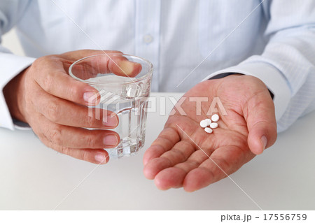 薬を飲む男性の手元 薬を飲む男性の手元 17556759