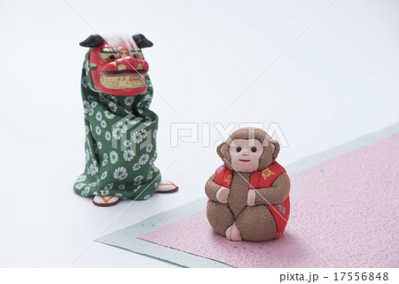 猿の人形と獅子舞の人形の写真素材