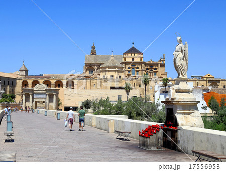 ローマ橋のサン・ラファエル像とメスキータ 17556953