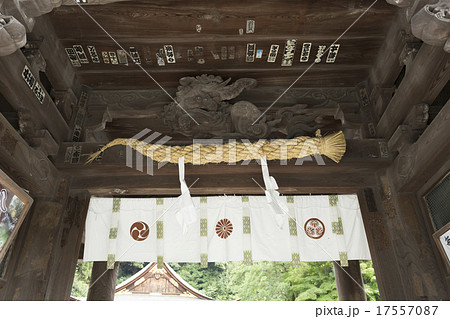 日牟礼神社楼門としめ縄と獏の彫刻 17557087