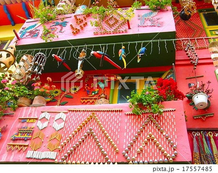 コロンビアのお土産屋の壁 17557485